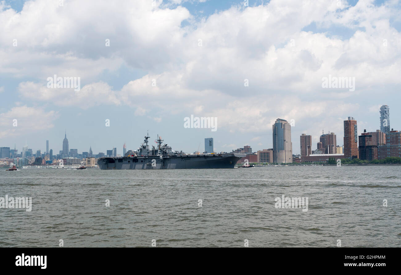 USS Bataan (LH5), eine amphibische Wasp-Klasse Angriff Schiff, New York verlassen, nachdem er für Fleet Week auf dem Hudson River angedockt wurde. Stockfoto USS Bataan (LH5), eine amphibische Wasp-Klasse Angriff Schiff, New York verlassen, nachdem er für Fleet Week auf dem Hudson River angedockt wurde. Stockfoto