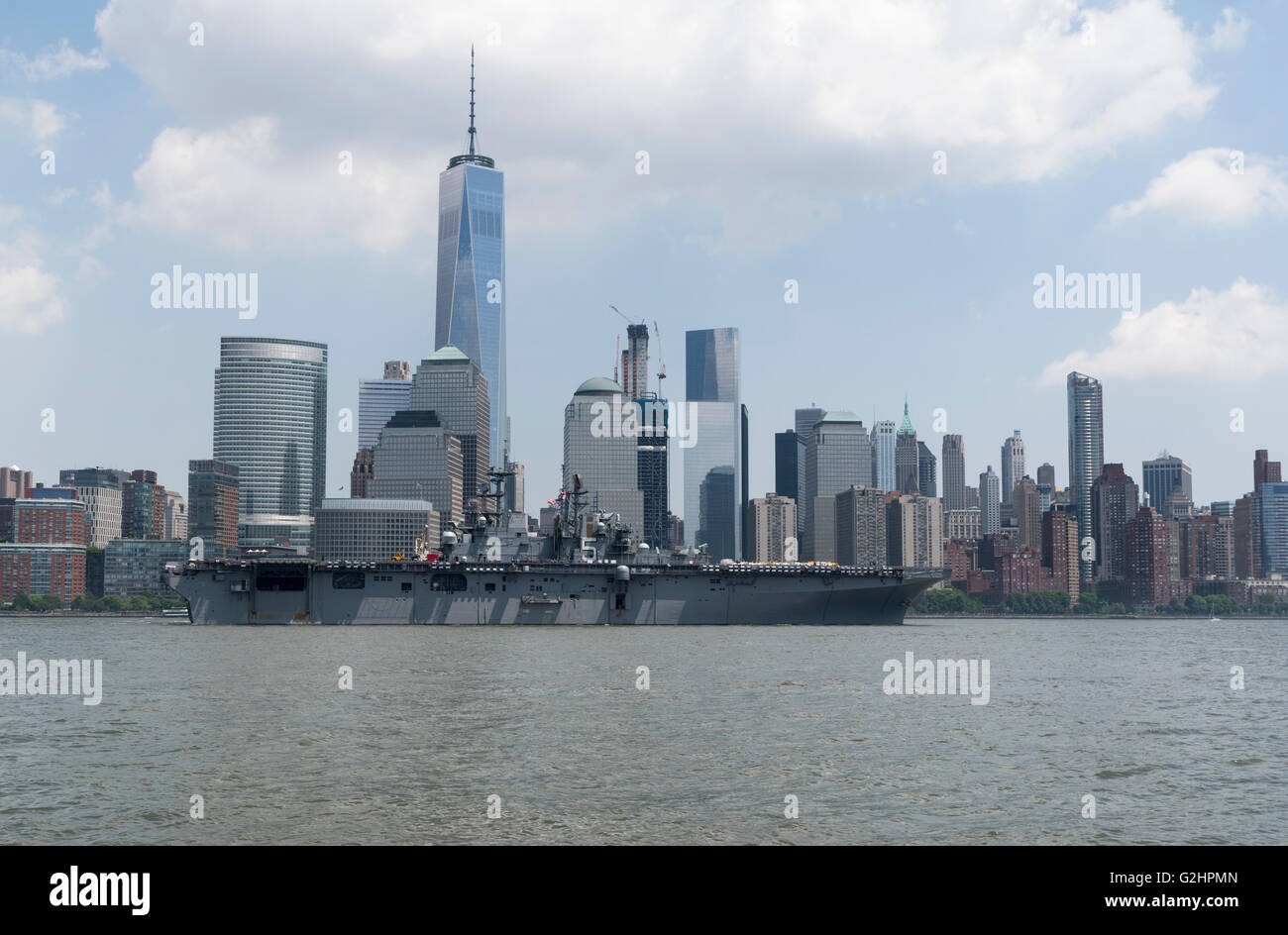 USS Bataan (LH5), eine amphibische Wasp-Klasse Angriff Schiff, New York verlassen, nachdem er für Fleet Week auf dem Hudson River angedockt wurde. Segeln vorbei an Financial District Skyline. Stockfoto USS Bataan (LH5), eine amphibische Wasp-Klasse Angriff Schiff, New York verlassen, nachdem er für Fleet Week auf dem Hudson River angedockt wurde. Segeln vorbei an Financial District Skyline. Stockfoto