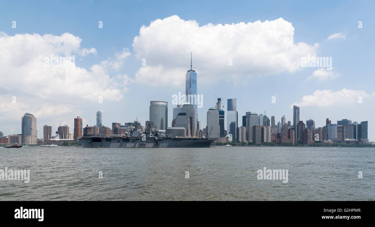 USS Bataan (LH5), eine amphibische Wasp-Klasse Angriff Schiff, New York verlassen, nachdem er für Fleet Week auf dem Hudson River angedockt wurde. Segeln vorbei an Financial District Skyline. Stockfoto USS Bataan (LH5), eine amphibische Wasp-Klasse Angriff Schiff, New York verlassen, nachdem er für Fleet Week auf dem Hudson River angedockt wurde. Segeln vorbei an Financial District Skyline. Stockfoto