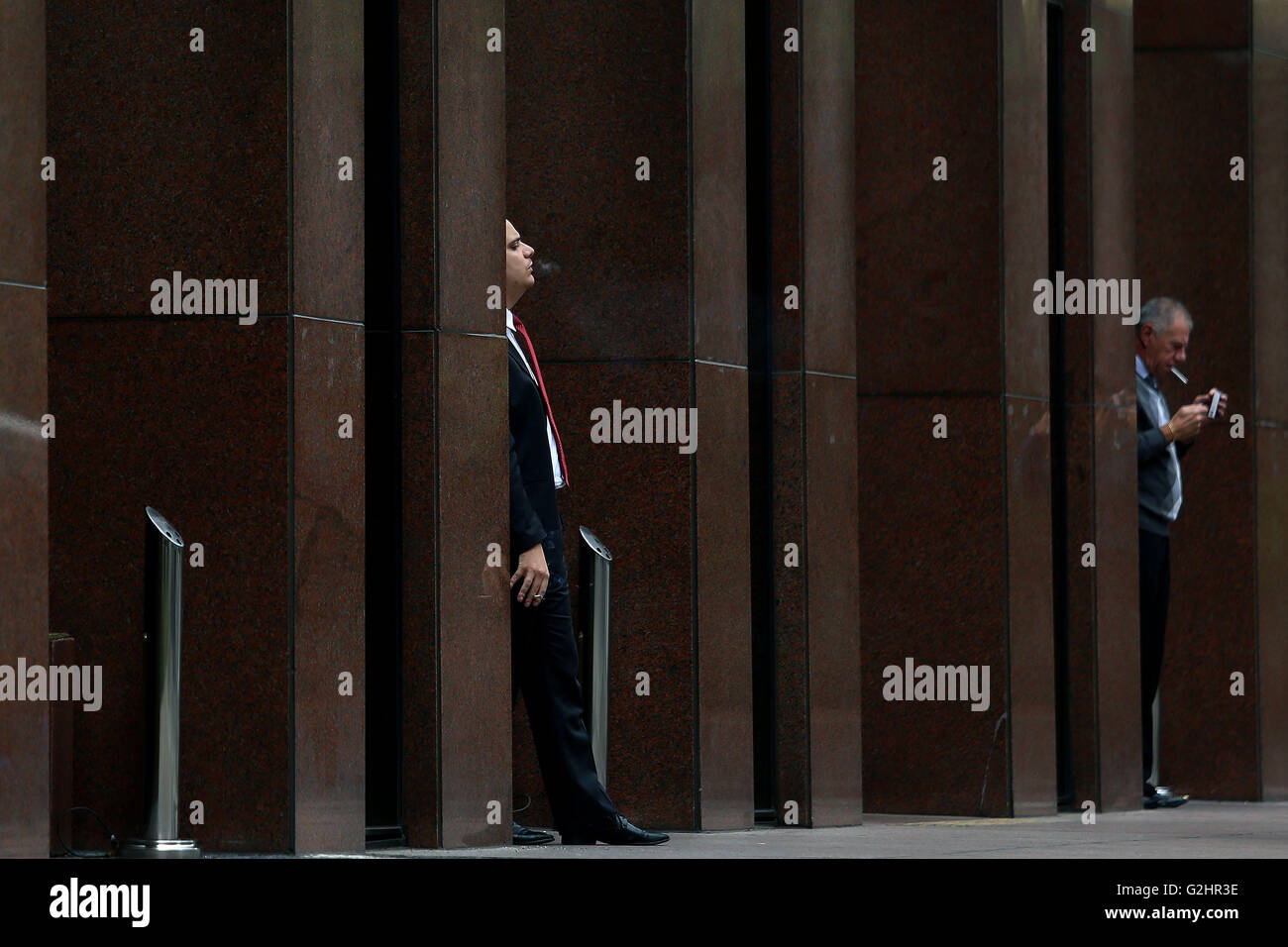 Sao Paulo, Brasilien. 31. Mai 2016. Zwei Männer rauchen Zigaretten in Sao Paulo, Brasilien, am 31. Mai 2016. Mit dem Slogan "Weltnichtrauchertag: vorbereiten für die neutrale Verpackung", World Health Organization (WHO) versucht, die Pakete von Tabak an seinen Reiz für die Verbraucher senken zu standardisieren. Welt-Nichtrauchertag statt jeden Mai 31, die mit dem Ziel der Förderung der 24-Stunden-Abstinenz des Konsums von Tabak und dessen Derivate anerkannt ist. © Rahel Patras/Xinhua/Alamy Live-Nachrichten Stockfoto