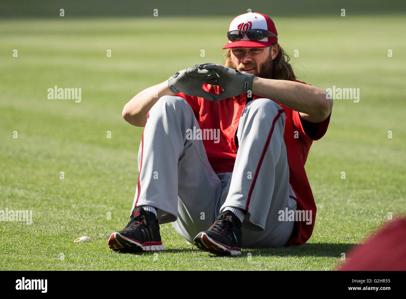 Philadelphia, Pennsylvania, USA. 31. Mai 2016. Washington Nationals linker Feldspieler Jayson Werth (28) blickt auf eine vor dem MLB-Spiel zwischen den Washington Nationals und Philadelphia Phillies im Citizens Bank Park in Philadelphia, Pennsylvania. Christopher Szagola/CSM/Alamy Live-Nachrichten Stockfoto