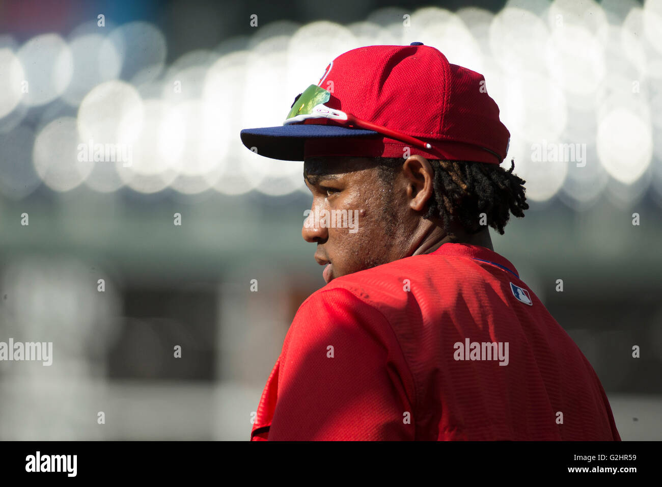 Philadelphia, Pennsylvania, USA. 31. Mai 2016. Philadelphia Phillies Dritter Basisspieler Maikel Franco (7) blickt auf eine vor dem MLB-Spiel zwischen den Washington Nationals und Philadelphia Phillies im Citizens Bank Park in Philadelphia, Pennsylvania. Christopher Szagola/CSM/Alamy Live-Nachrichten Stockfoto