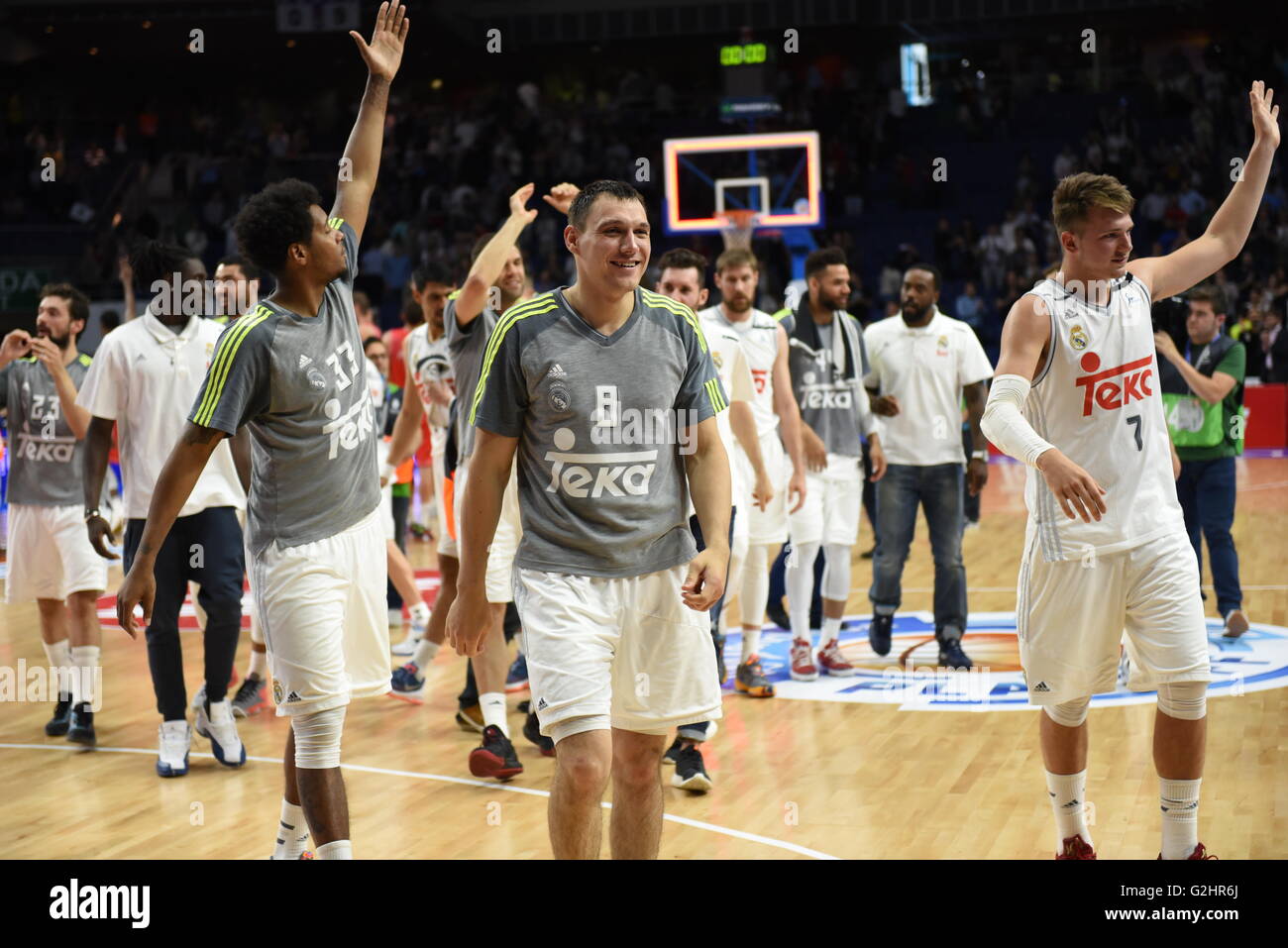 Madrid, Spanien. 31. Mai 2016. Real Spieler feiern nach UCAM Murcia zu gewinnen. Real Madrid schlagen UCAM Murcia 93-72 in der dritten Runde das Viertelfinale der Liga Endesa, Barclays Center in Madrid gespielt. Echte triffst Valencia im Halbfinale. © Jorge Sanz/Pacific Press/Alamy Live-Nachrichten Stockfoto