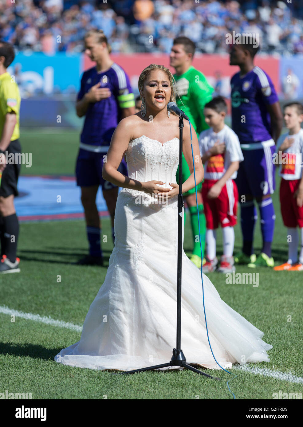 New York, Vereinigte Staaten von Amerika. 29. Mai 2016. Kat Deluna singt Nationalhymne bevor MLS zwischen New York City FC und Orlando City SC am Yankee Stadium entsprechen. Spiel endete 2: 2 Unentschieden. © Lev Radin/Pacific Press/Alamy Live-Nachrichten Stockfoto