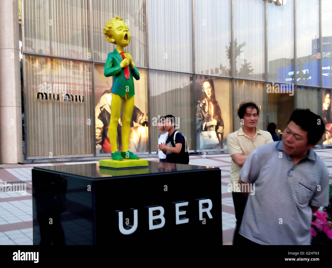 Peking, Peking, CHN, China. 24. Mai 2016. Peking, China - 24. Mai 2016: (Nur zur redaktionellen Verwendung. CHINA aus) diese Uber Artsy Fahrgemeinschaften Stationen ziehen viel Aufmerksamkeit in Peking. Es gibt 8 Stationen in Beijing in01 88, Jindi Center, The Grand Summit, Tongying Center, Yuanyang Guanghua Center, Wangjing Green Center und Shi'ao Speedbooten Maison. © SIPA Asien/ZUMA Draht/Alamy Live-Nachrichten Stockfoto