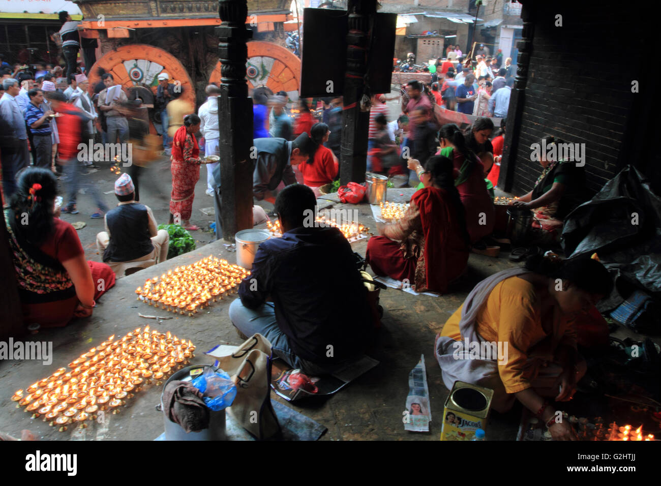 Patan,Nepal.01 Juni 2016. Einheimische aus Kathmandu Tal Beleuchtung Buttter Lampe während Wagen Prozession Festival der Machhindranth in Patan. Bildnachweis: Ajaya Manandhar/Alamy Live-Nachrichten Stockfoto