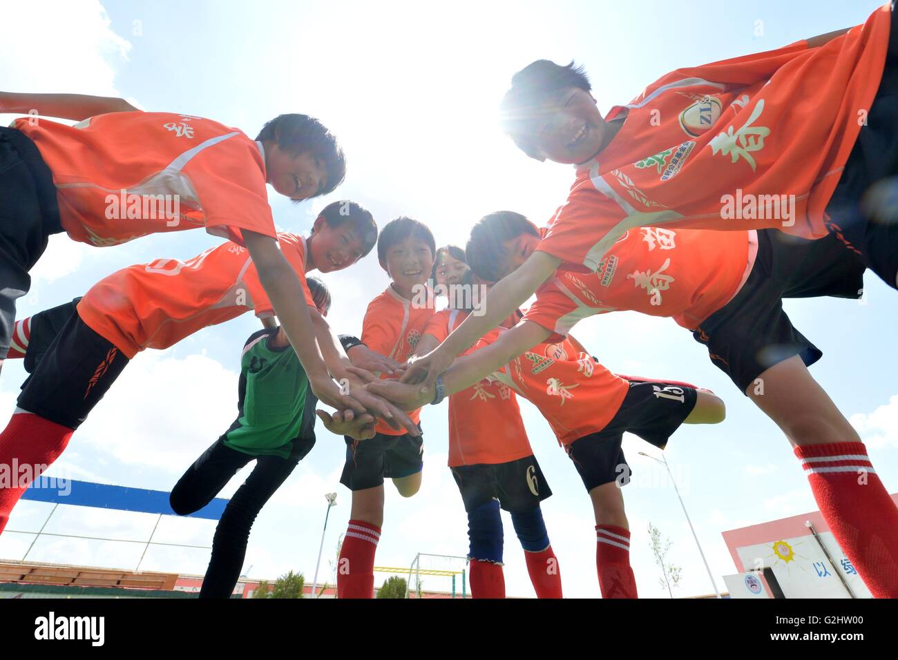 (160601)--LANZHOU, 1. Juni 2016 (Xinhua)--junge Mädchen der Schule Team jubeln vor der Teilnahme in einem Football-Spiel am Zhonglianchuan Primary School Fußball spielen nach der Schule in Yuzhong Grafschaft, Nordwesten Chinas Provinz Gansu, 31. Mai 2016. Fußball bereichert Kinder Alltag an der Schule in den Bereichen ländliche Plateau auf einer Höhe von mehr als 2.300 Metern befindet. Viele Kinder haben die Möglichkeit zur Teilnahme an Fußball-Spiele in den großen Städten. Schulleiter Ma Anwu zu hoffen, dass Fußball mehr ländlichen Studenten Schritt aus den Bergen helfen könnte. Mittwoch markiert internationalen Kinder D Stockfoto