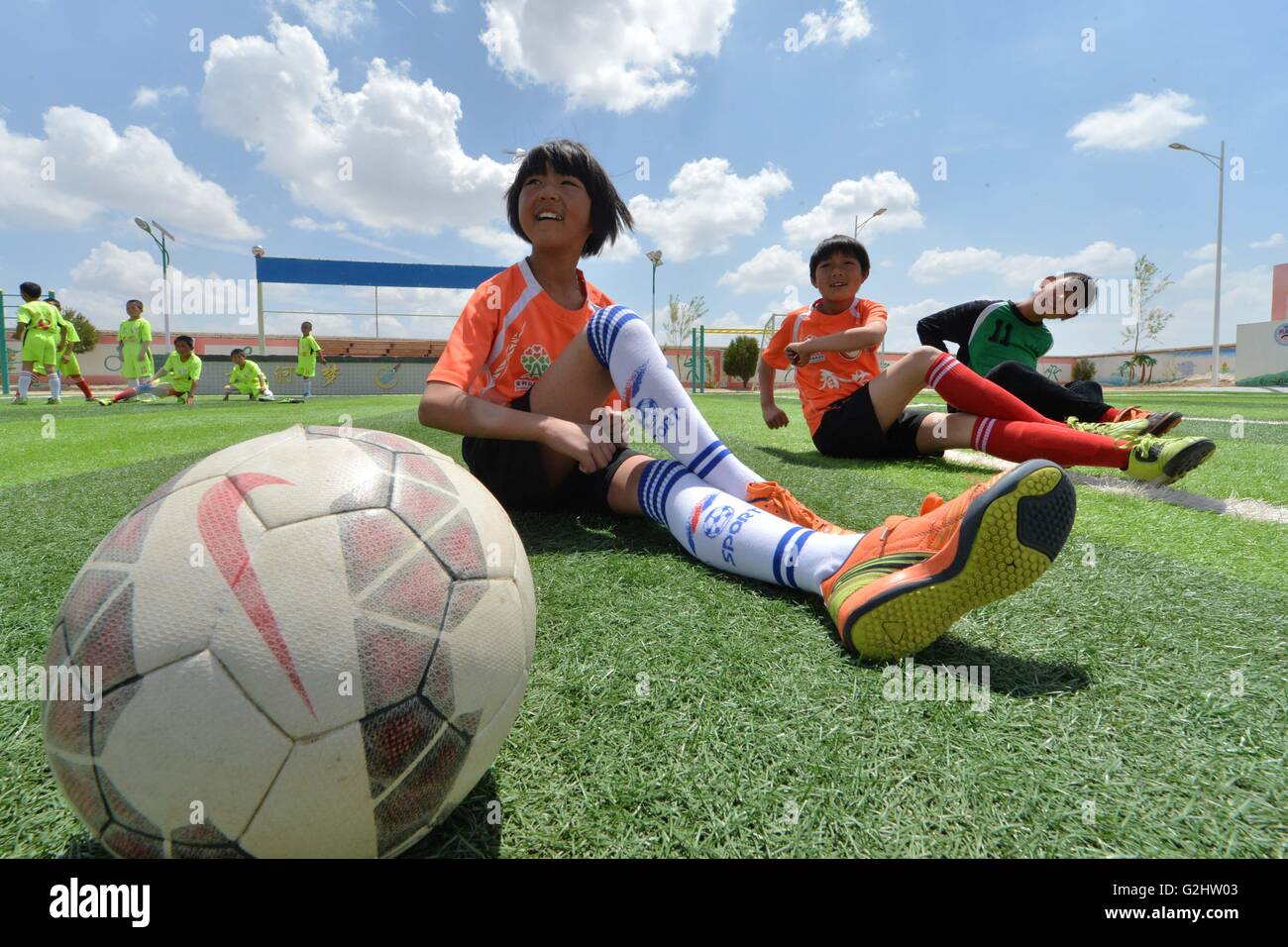 (160601)--LANZHOU, 1. Juni 2016 (Xinhua)--junge Mädchen der Schulteam vorbereiten, an ein Fußballspiel im Zhonglianchuan Primary School Fußball spielen nach der Schule in Yuzhong Grafschaft, Nordwesten Chinas Provinz Gansu, 31. Mai 2016 teilzunehmen. Fußball bereichert Kinder Alltag an der Schule in den Bereichen ländliche Plateau auf einer Höhe von mehr als 2.300 Metern befindet. Viele Kinder haben die Möglichkeit zur Teilnahme an Fußball-Spiele in den großen Städten. Schulleiter Ma Anwu zu hoffen, dass Fußball mehr ländlichen Studenten Schritt aus den Bergen helfen könnte. Mittwoch ist Internationaler Kindertag. Stockfoto