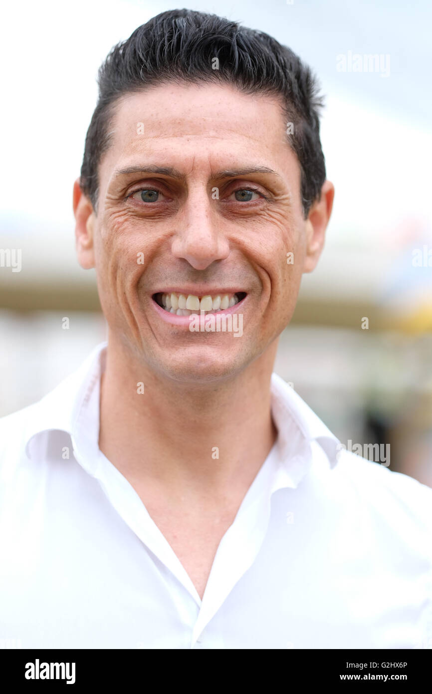 Hay Festival, Wales, Großbritannien - Juni 2016 - Schauspieler und TV-Persönlichkeit CJ de Mooi war ein Besucher der Hay Festival heute. "CJ" wird von vielen für Sein quiz Wissen über Eggheads bekannt. Stockfoto