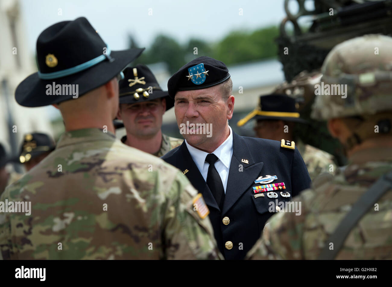 Dresden, Deutschland. 1. Juni 2016. Der kommandierenden General der United States Army Europe, Generalleutnant Ben Hodges, besucht US-Armee Soldaten vor militärhistorischen Museums in Dresden, Deutschland, 1. Juni 2016. Anlässlich der NATO werden Betrieb 'Saber Strike 16' (30. Mai bis 2. Juni 2016), amerikanischer Stryker und aktuelle Bundeswehr Fahrzeuge der Öffentlichkeit vor dem Museum präsentiert. Foto: ARNO BURGI/Dpa/Alamy Live-Nachrichten Stockfoto