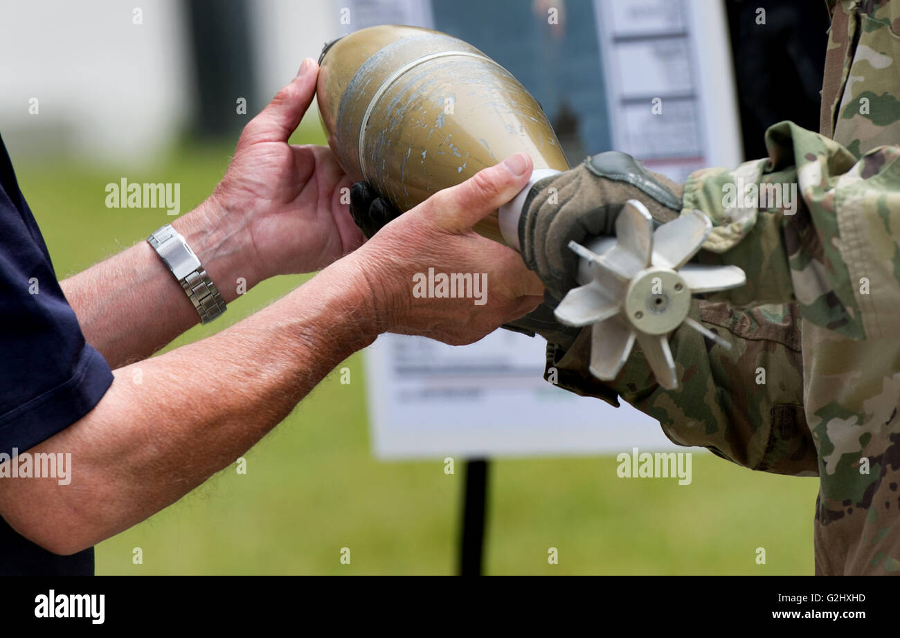 Dresden, Deutschland. 1. Juni 2016. Besucher eine Ausstellung über die United States Army in Europa sind eine amerikanische Mörsergranate vor militärhistorischen Museums in Dresden, Deutschland, 1. Juni 2016 gezeigt. Anlässlich der NATO werden Betrieb 'Saber Strike 16' (30. Mai bis 2. Juni 2016), amerikanischer Stryker und aktuelle Bundeswehr Fahrzeuge der Öffentlichkeit vor dem Museum präsentiert. Foto: ARNO BURGI/Dpa/Alamy Live-Nachrichten Stockfoto