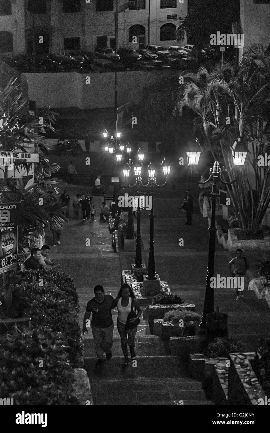 GUAYAQUIL, ECUADOR, Oktober - 2015 - städtischen Nachtszene von Menschen, die das Treppensteigen Cerro Santa Ana, eine touristische Attraktion Stockfoto