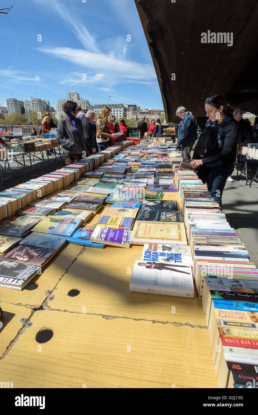 Reihen von gebrauchte Bücher zum Verkauf unter Waterloo Bridge in London im Mai 2016 Stockfoto