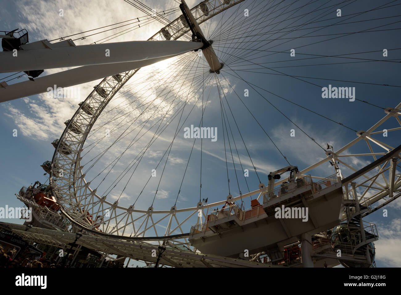 Das London Eye in London in der Sonne von Mai Feiertag Stockfoto