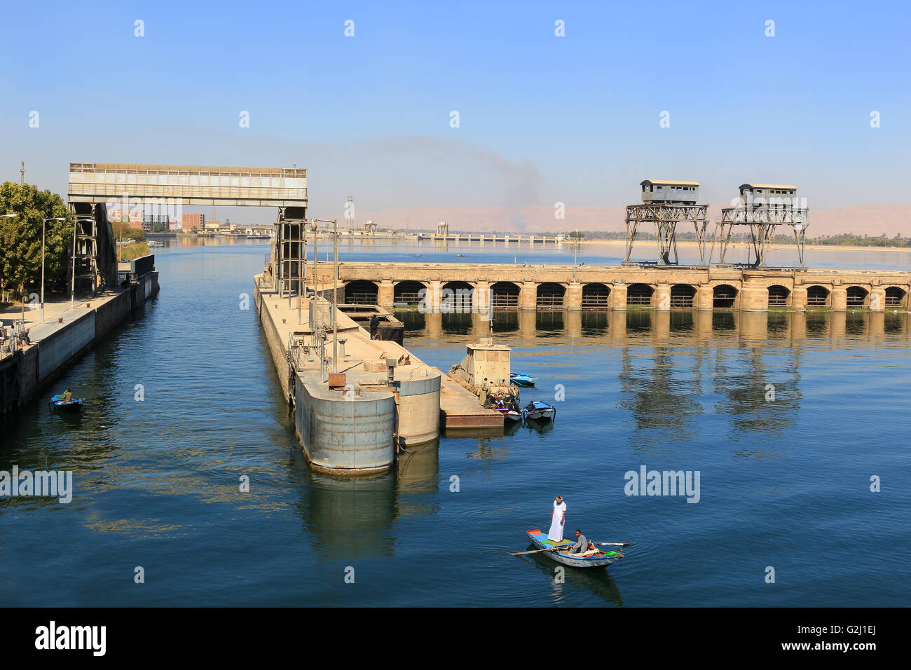 ESNA, Ägypten - 3. Februar 2016: Nähert sich das Schiff in Esna und alten Staudamm am Nil Fluß, Ägypten sperrt Stockfoto