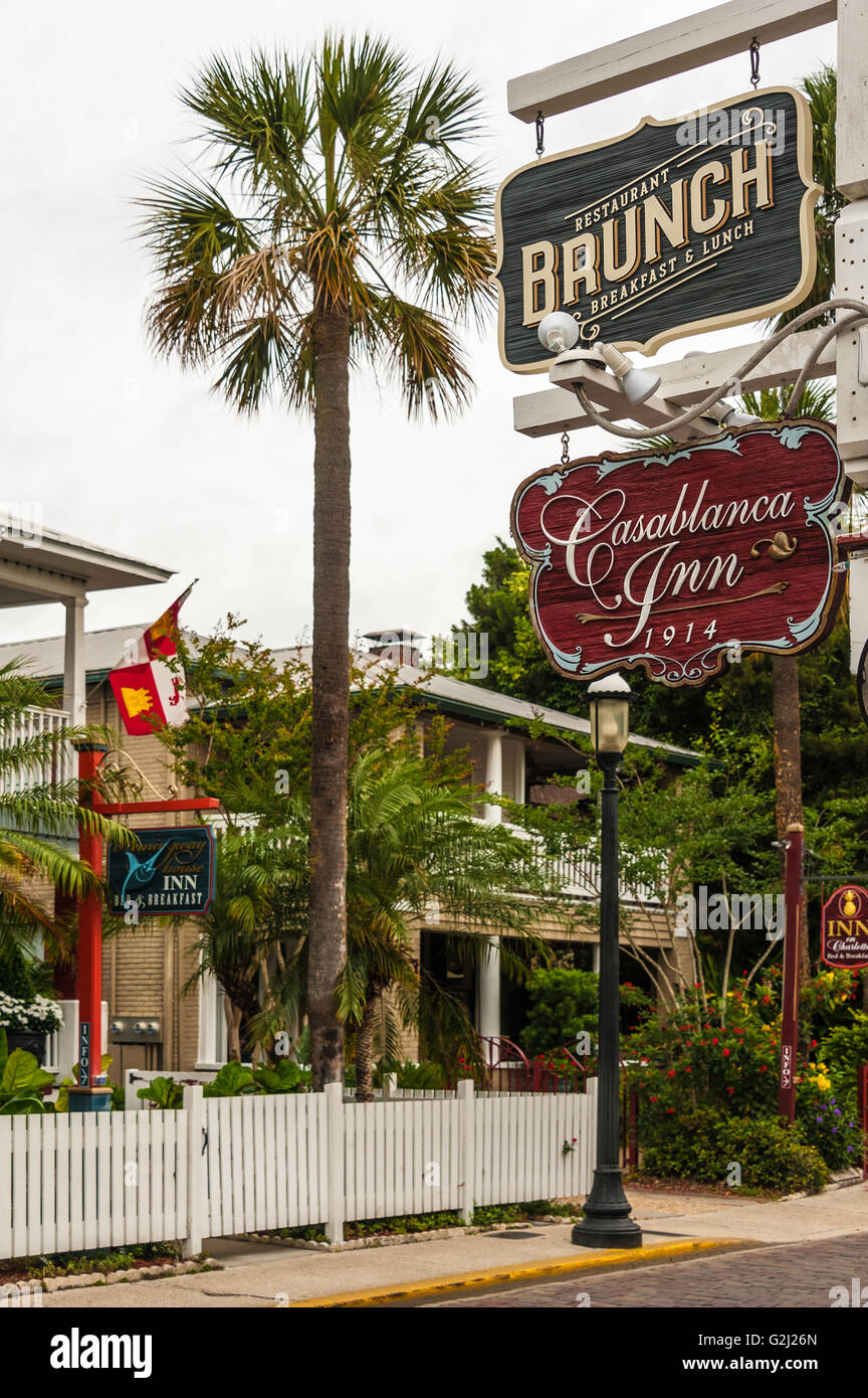 Anzeichen für das historische Casablanca Inn (1914) in der Charlotte Street in St. Augustine, Florida, USA. Stockfoto