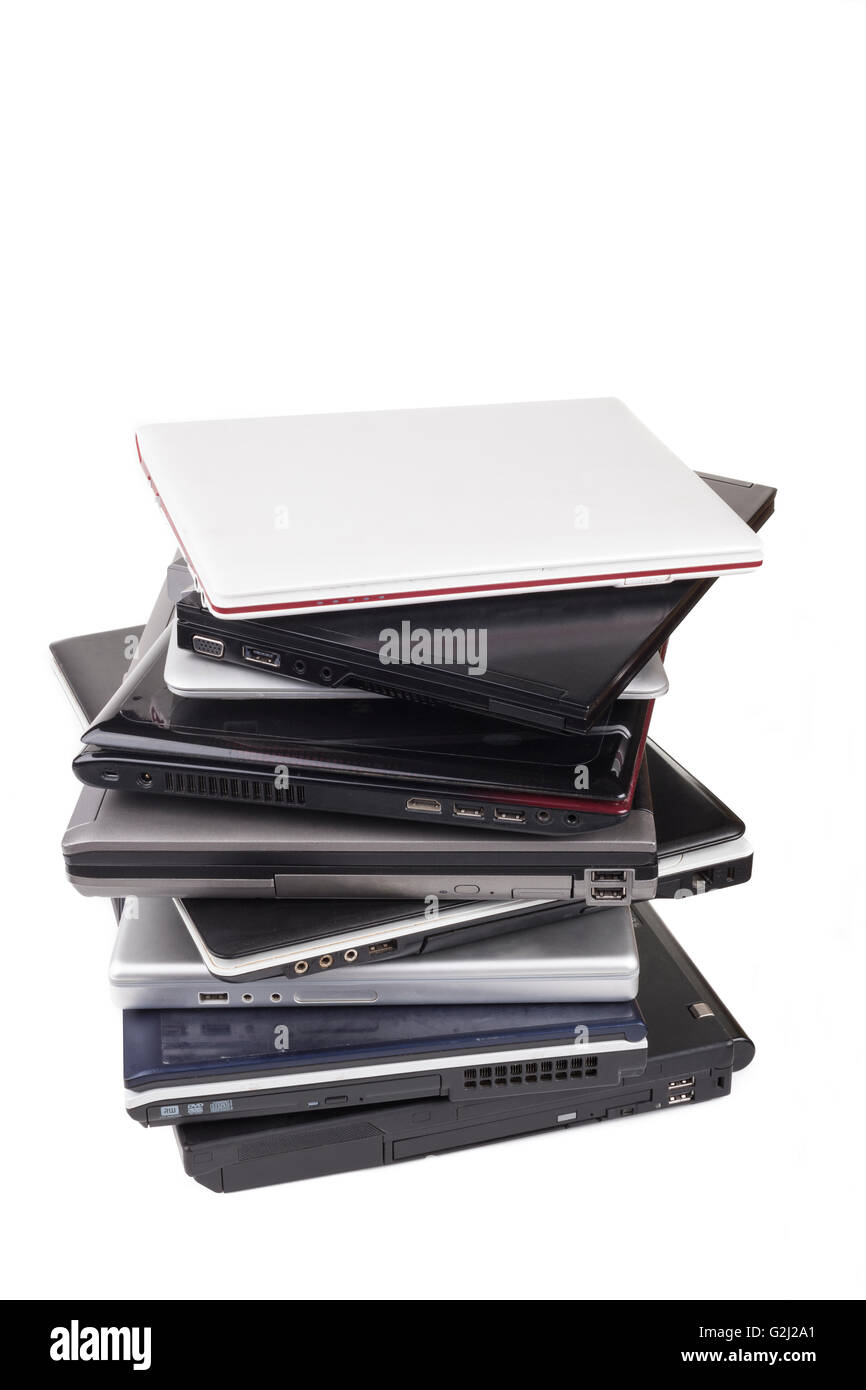 Haufen von alten Notebooks isoliert auf weißem Hintergrund Stockfoto