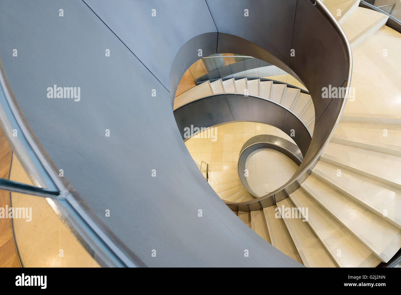 Moderne Wendeltreppe in London am Wellcome Collection Museum bei 183 Euston Rd, Kings Cross, London NW1 2BE Stockfoto
