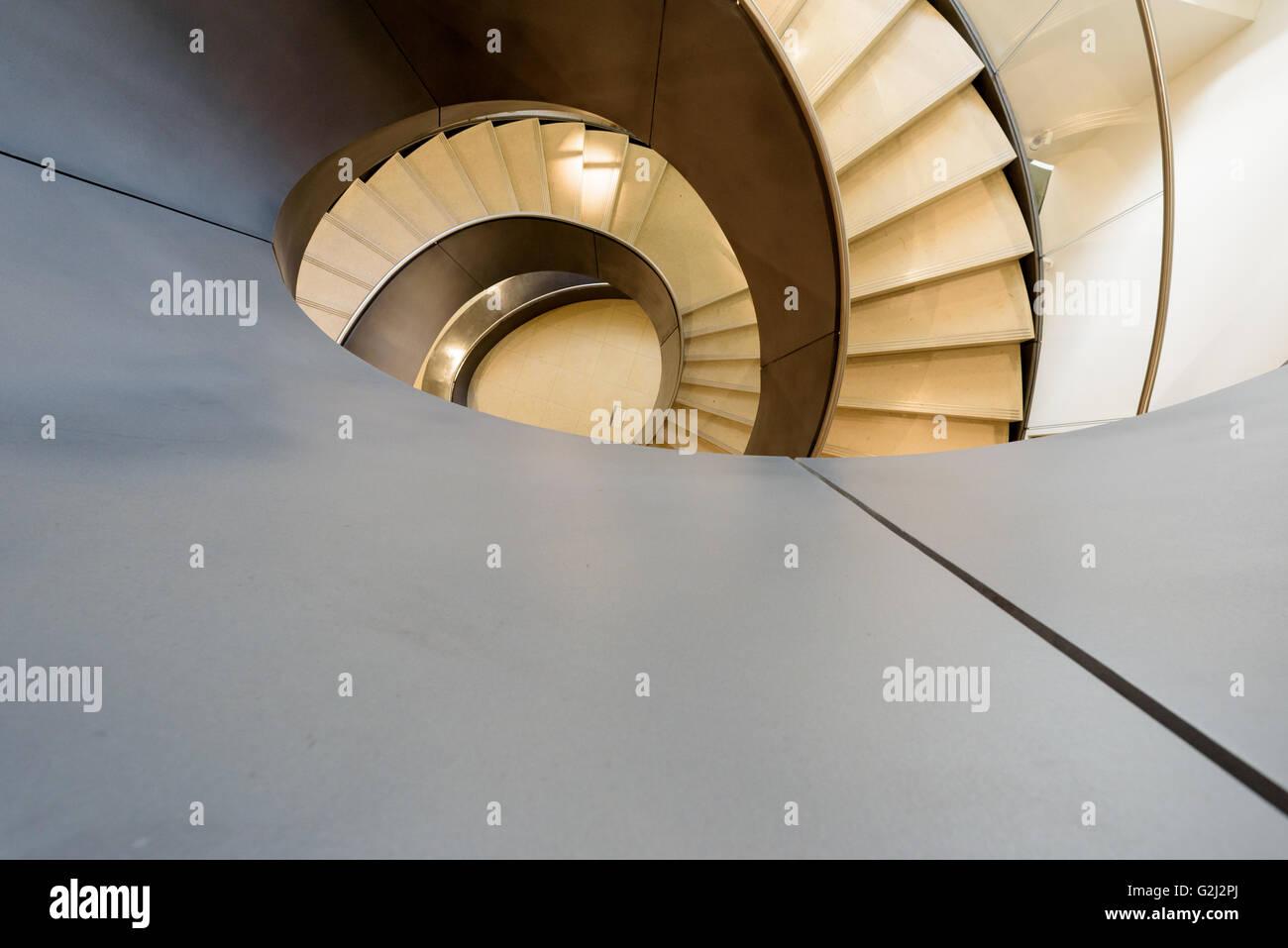 Moderne Wendeltreppe in London am Wellcome Collection Museum bei 183 Euston Rd, Kings Cross, London NW1 2BE Stockfoto