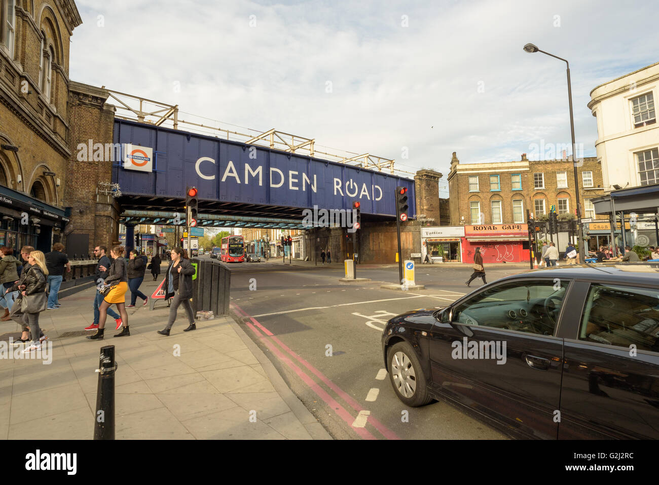 Großen Camden Straßenschild Zug Brücke und Straße mit Passanten in London am 1. Mai Feiertag Stockfoto