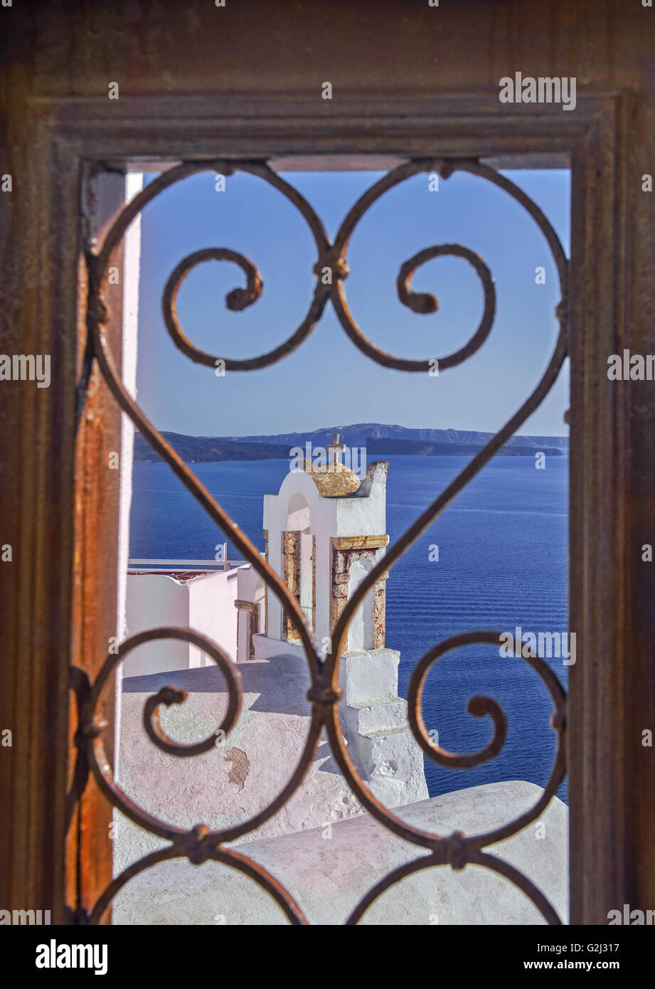 Der Glockenturm der Anastasi Kirche mit Blick auf die Ägäis, gefunden auf der felsigen Steilküste von Oia Resort auf der Insel Santorini, Cyclades, Stockfoto
