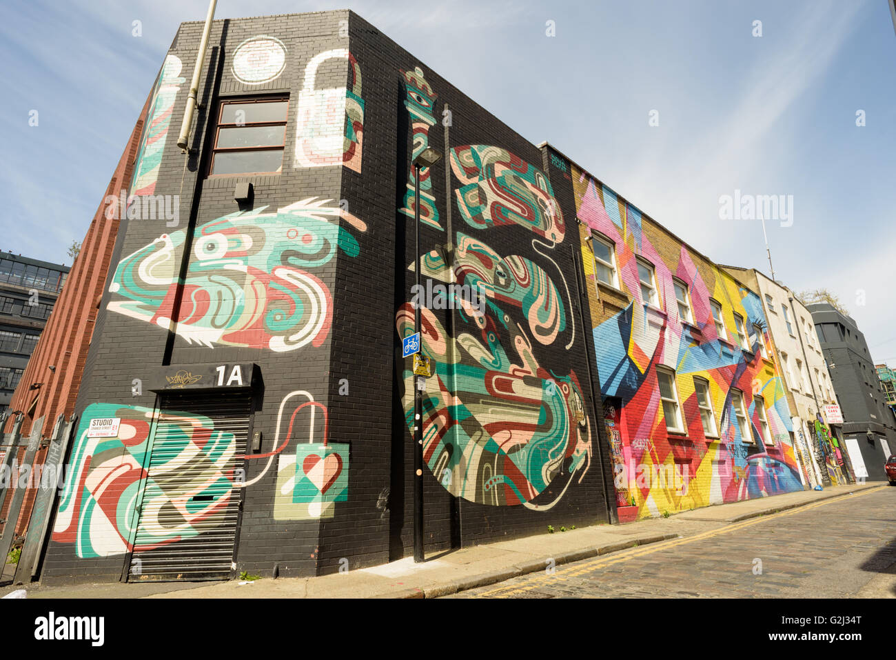 Bunte Graffiti in London an der Seite ein Atelierhaus Shoreditch auf Chance Street E1 Stockfoto