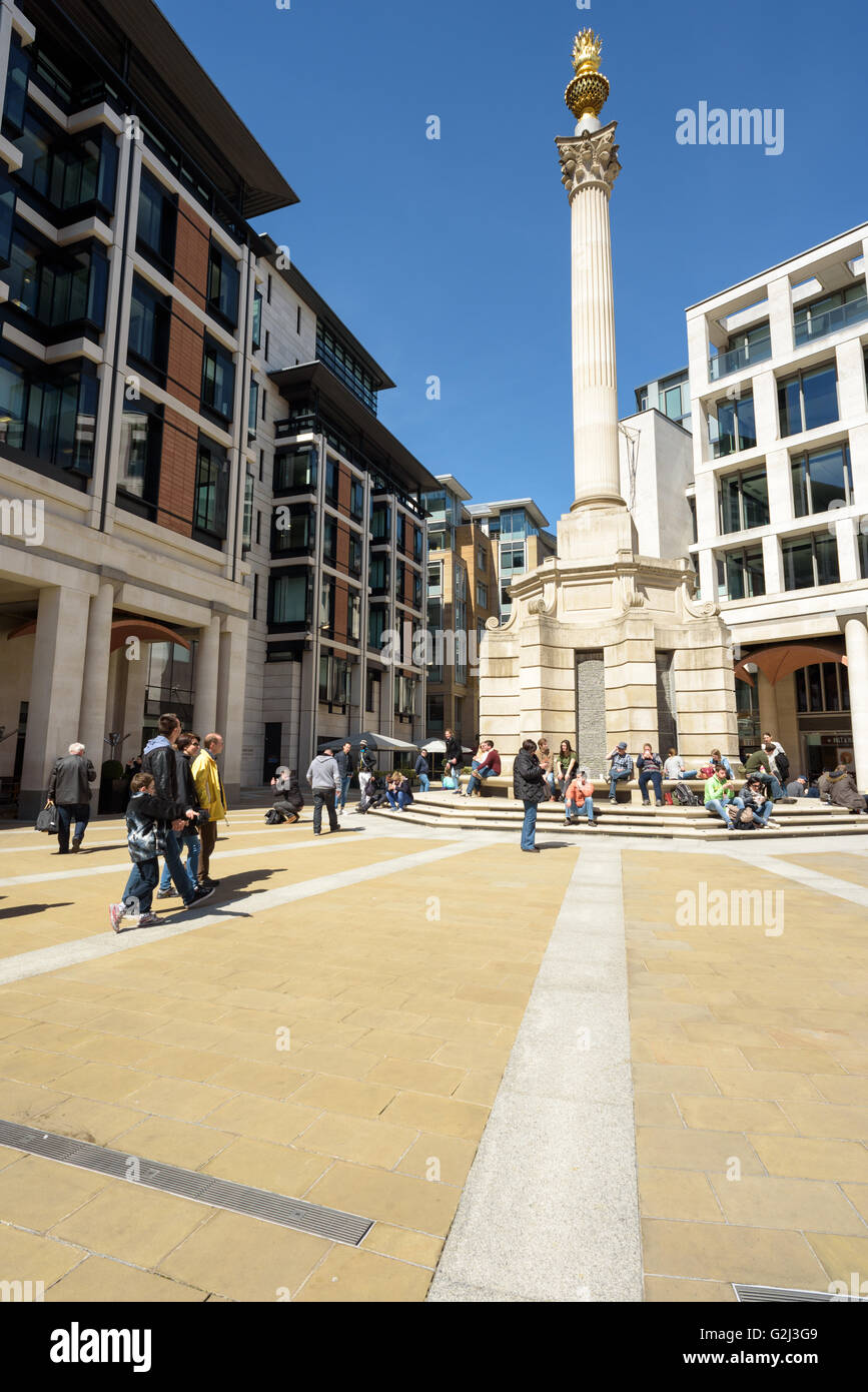 Touristen sitzen und ausruhen von der Paternoster Square Spalte in London England. Die korinthische Säule in Portland (Naturstein) wurde in errichtet. Stockfoto