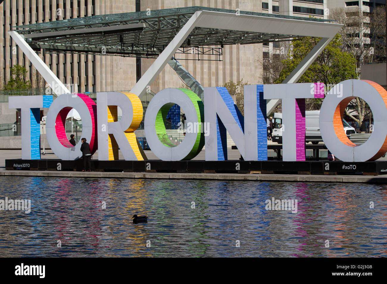 Menschen spielen auf der Toronto 3d Sign in Nathan Phillips Square Toronto Ontario, am 8. Mai 2016. Stockfoto