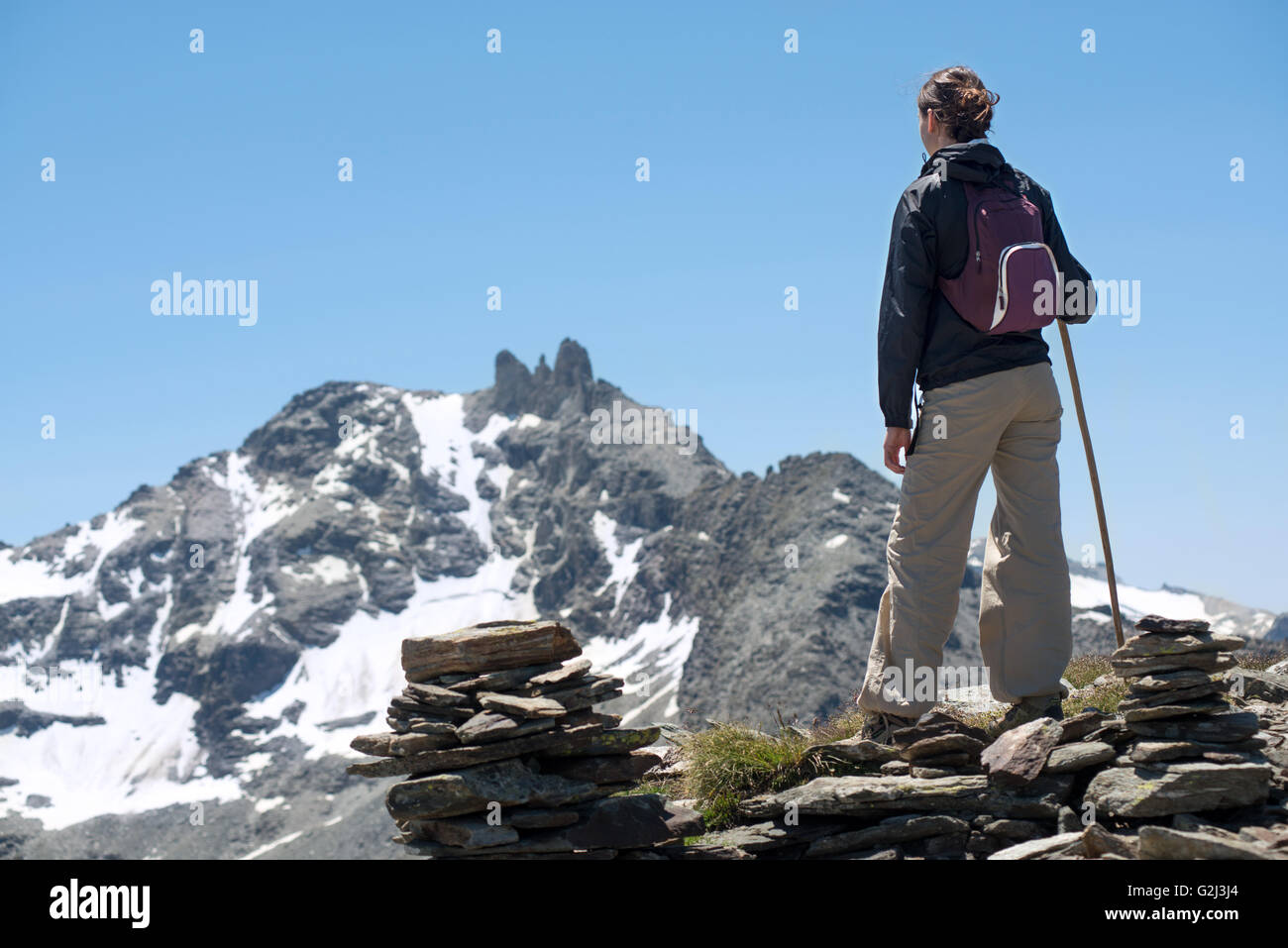 Junge Frau erreichen Berggipfel, Rückansicht, Pointe Droset, Val Cenis Vanoise, Frankreich Stockfoto