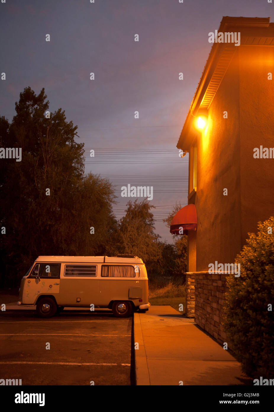 Van im Motel Parkplatz geparkt Stockfoto