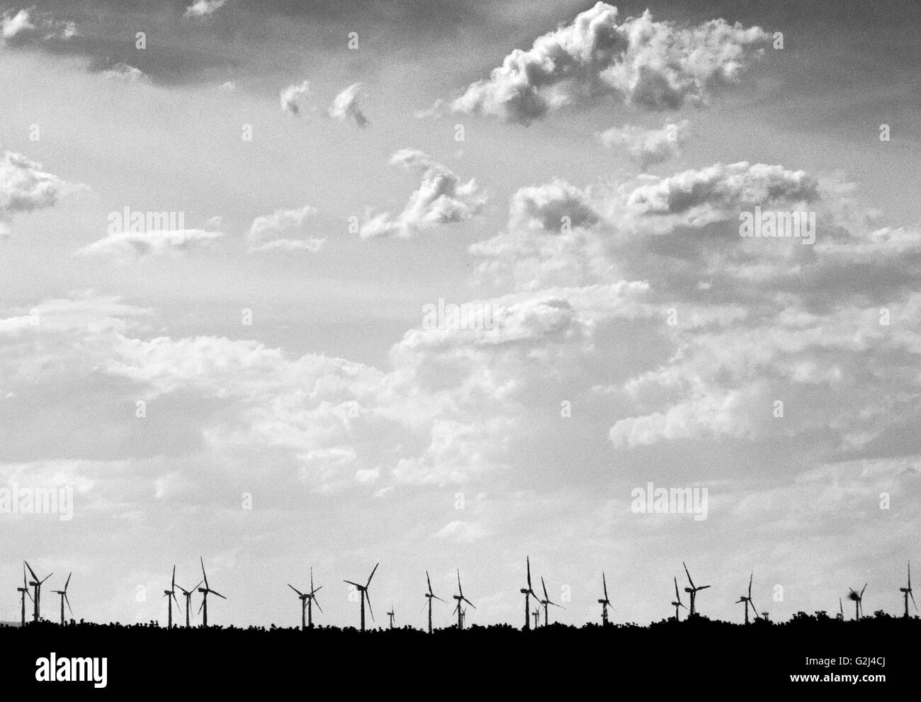 Wind-Turbinen gegen Himmel nahe Gelsa, Spanien Stockfoto