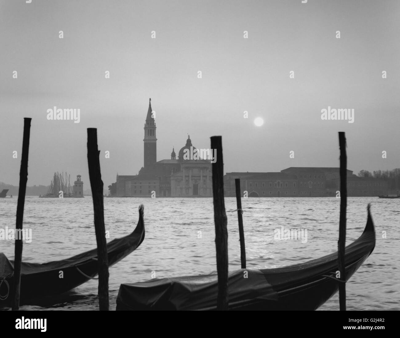 Sonnenaufgang über Gondeln und San Giorgio Maggiore, Venedig, Italien Stockfoto