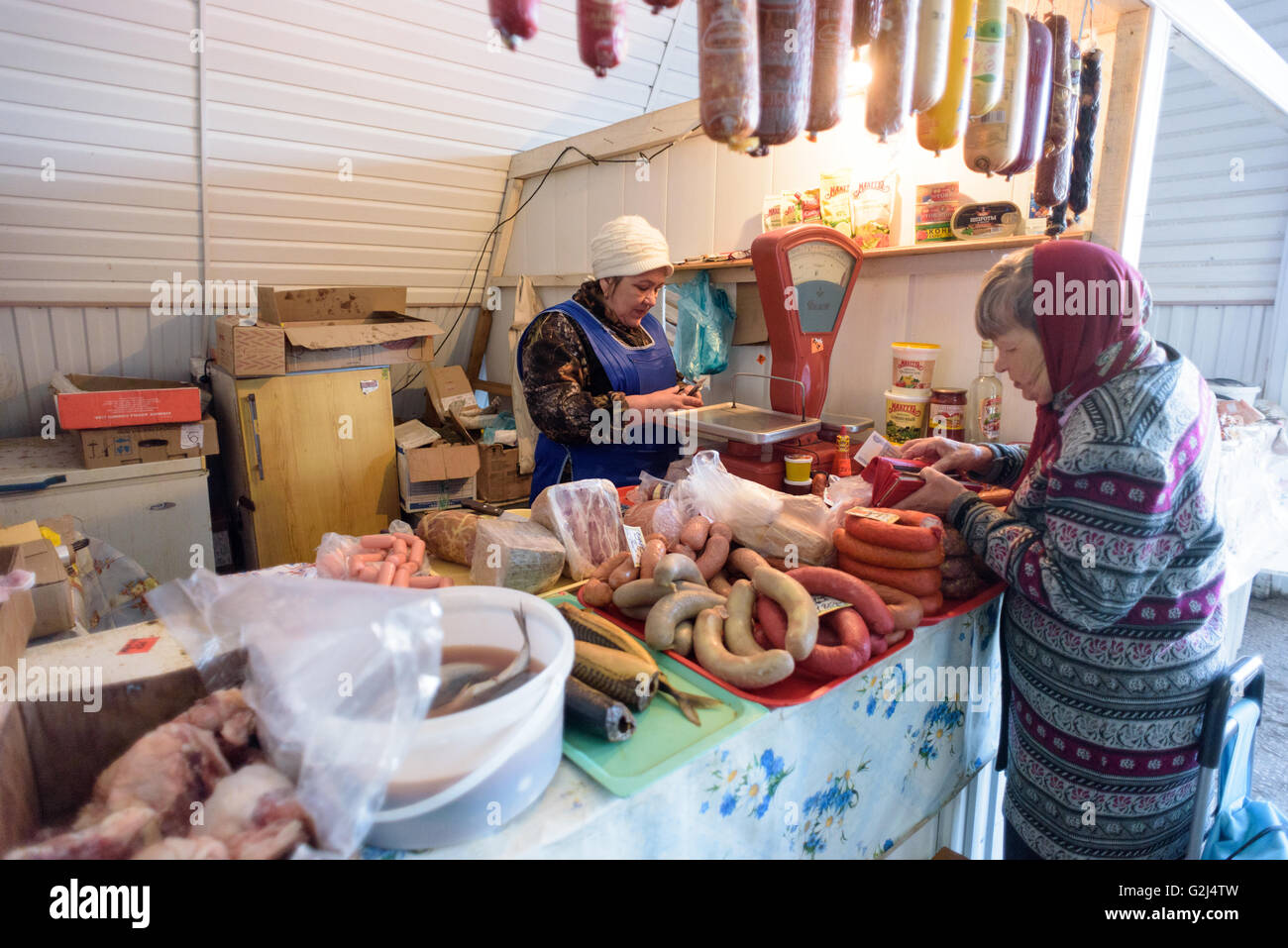 Wurst Stand Verkäufer verkauft ihre Fleischprodukte an Mitglieder der Öffentlichkeit in Raevka, Republik Baschkortostan, Russland Stockfoto