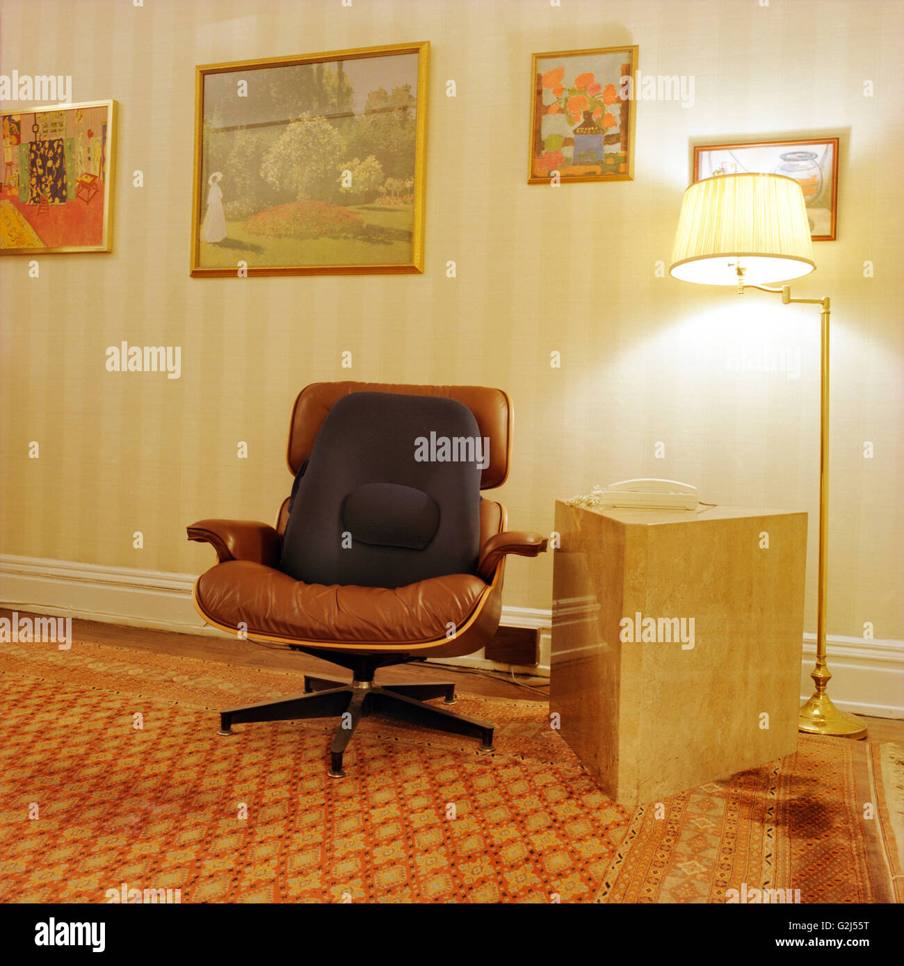 Lounge Chair von Lampe im Zimmer Stockfoto