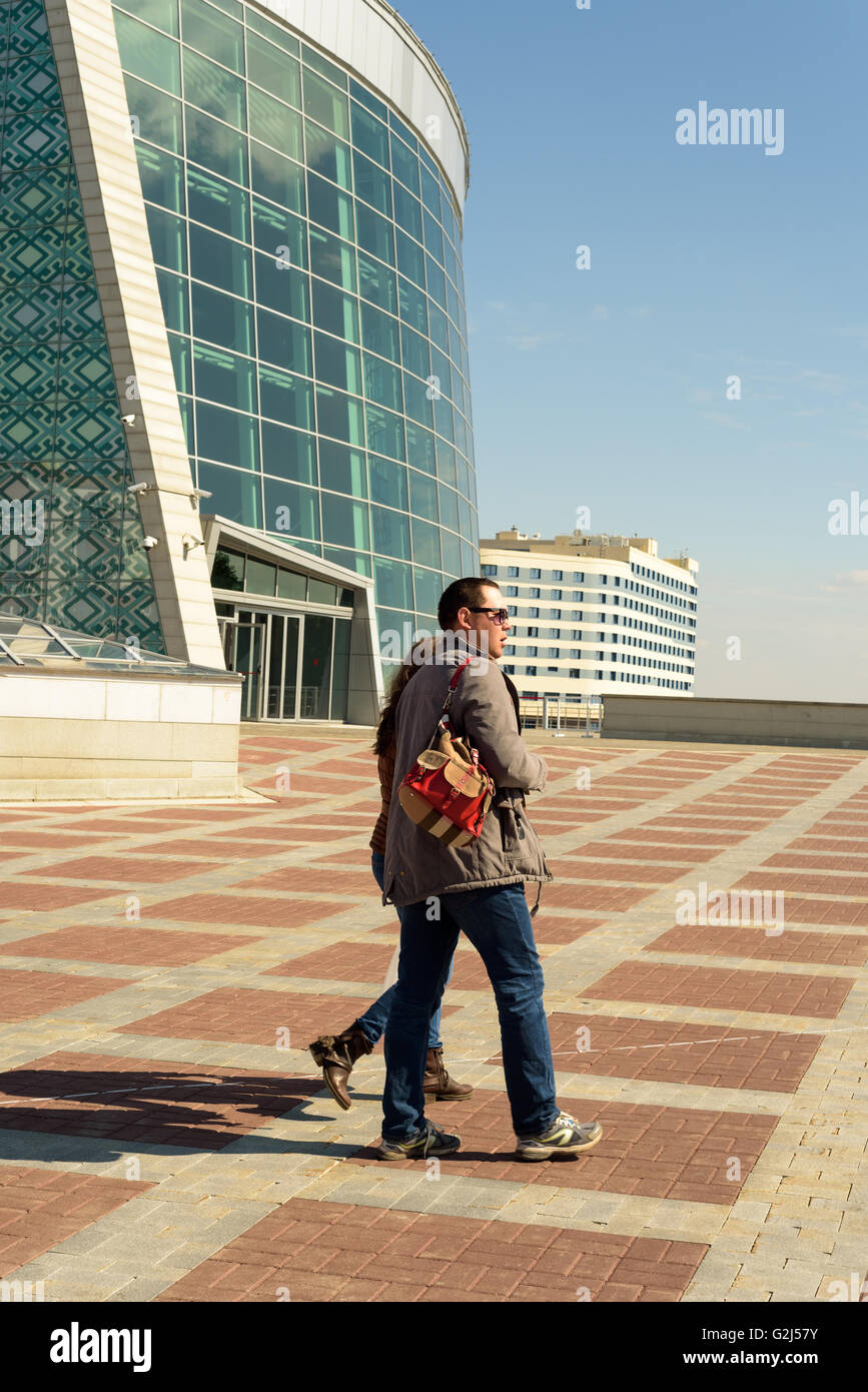 Tourist, vorbei an der UFA-Kongresshalle in der russischen Republik Baschkortostan Stockfoto