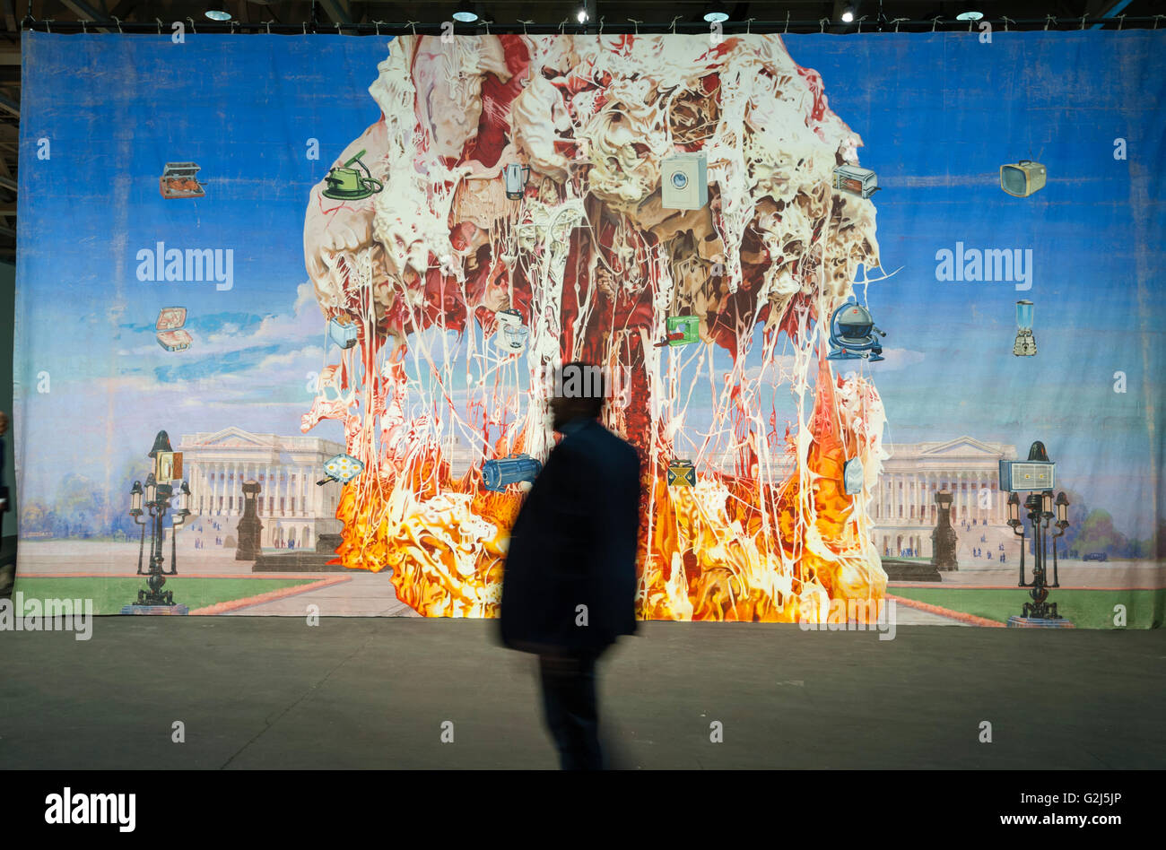 Basel, Schweiz - 17. Juni 2014: Ein Besucher ist man durch ein riesiges Gemälde von Jim Shaw, ausgestellt auf der Art Basel 2014 in Basel, Schweiz. Zwei Tage vor der Eröffnung für die Öffentlichkeit am 19. Juni haben die Medien einen privaten Blick auf Art Basel 2014, eines der weltweit größten und spektakulärsten moderne Versammlungen. Im Jahr 2013 lockte die Messe 70000 Besucher über sechs Tag zeigen. Stockfoto