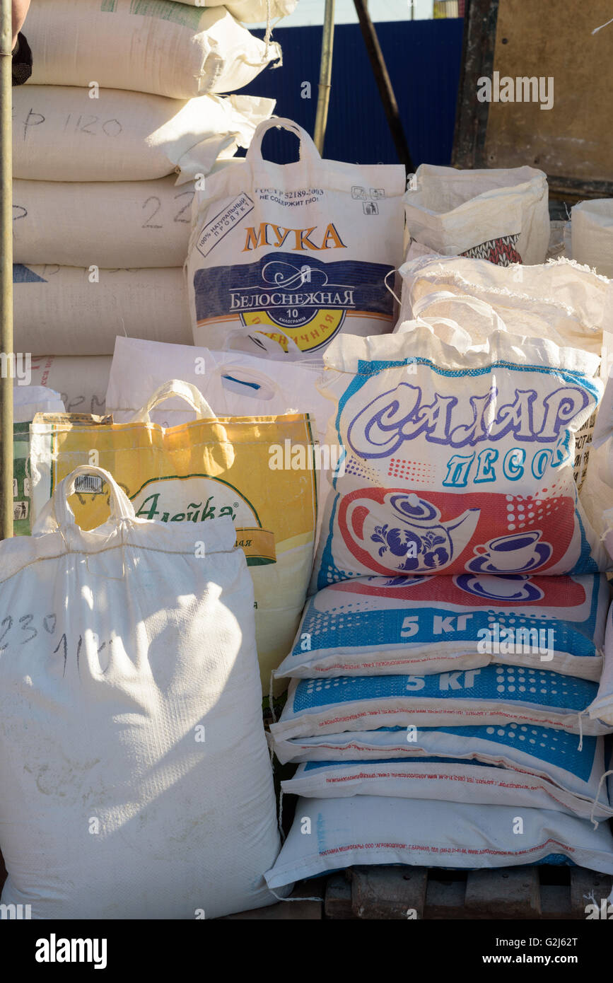 Große Säcke mit Mehl und Zucker für den Verkauf an einen lokalen Marktstand in Russland Stockfoto