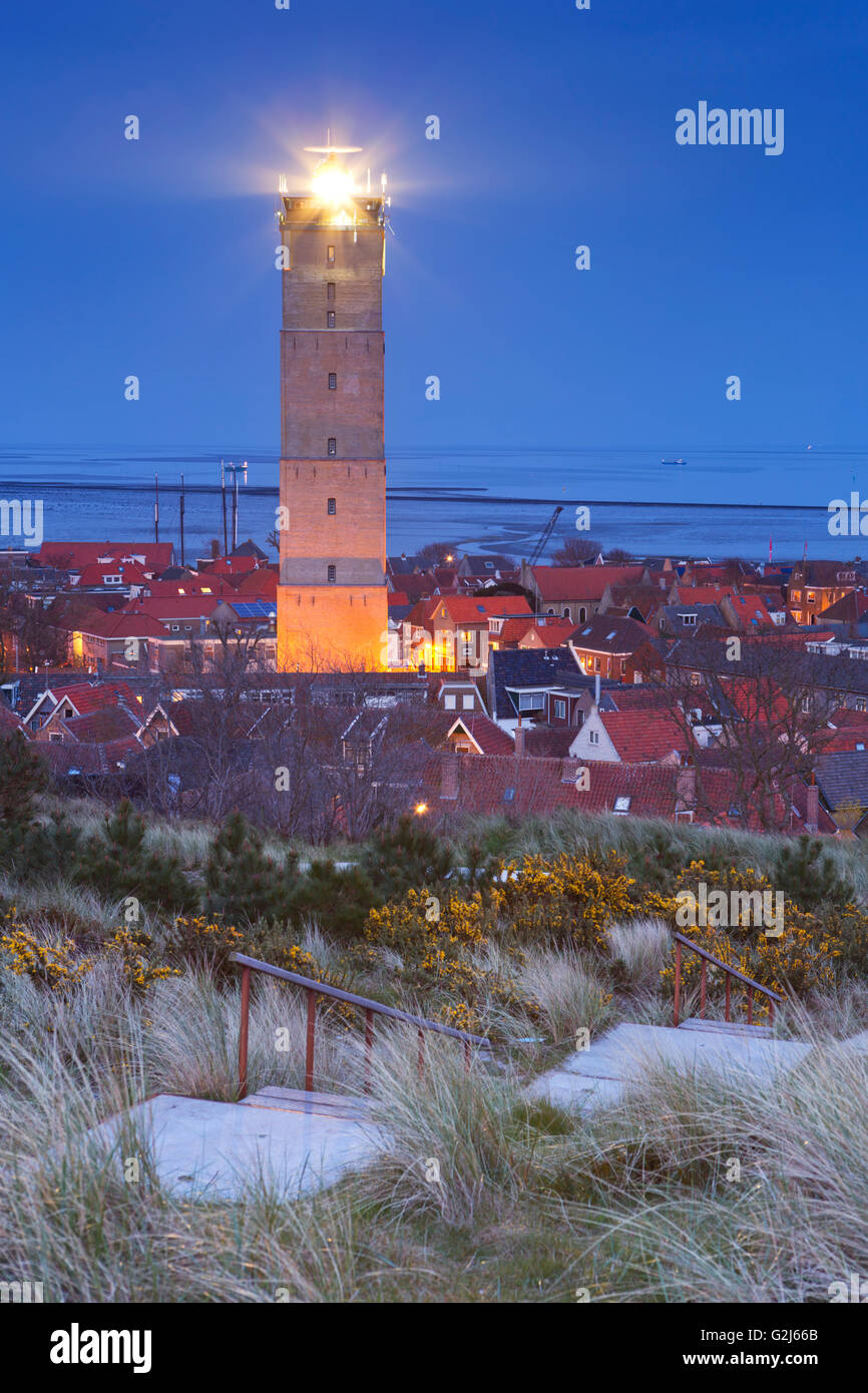 Der Leuchtturm Brandaris in West-Terschelling auf der Insel Terschelling in den Niederlanden in der Nacht. Stockfoto