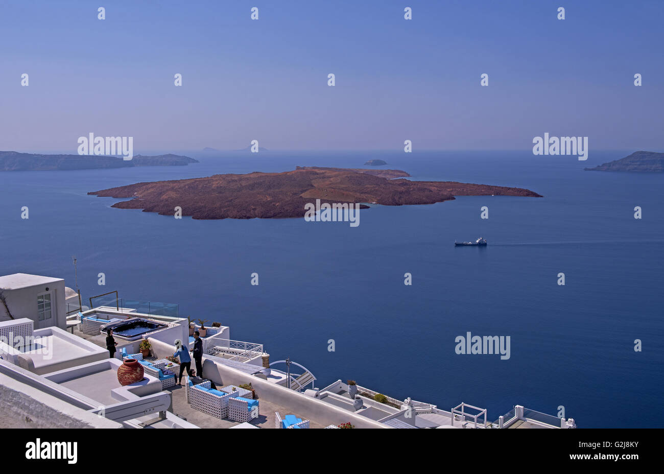 Nahaufnahme in Imerovigli Resort mit Blick auf die Kaldera und Kameni auf Santorin, Kykladen, Griechenland Stockfoto