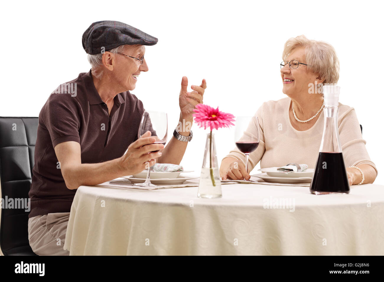 Älterer Mann und Frau miteinander zu reden und genießen Sie ein romantisches Date isoliert auf weißem Hintergrund Stockfoto