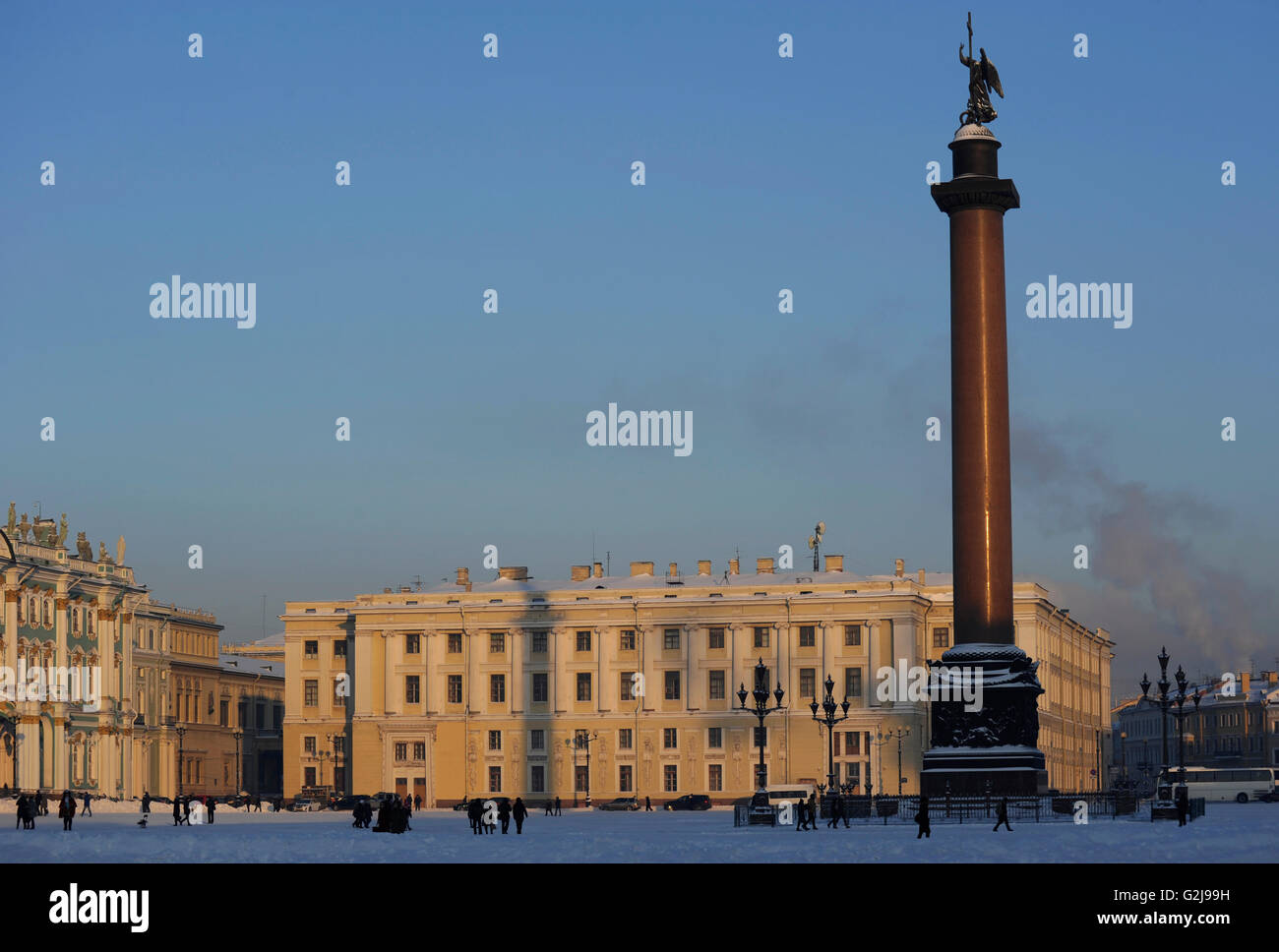 Russland. Sankt Petersburg. Alexander-Säule in den Schlossplatz. Es wurde von Auguste de Montferrand (1786 – 1858) und Antonio Adamini (1792 – 1846) entworfen. Zwischen 1830-1834 erbaut. Die Spalte erinnert an den russischen Sieg gegen die französische Invasion, angeführt von Napoleon ich. Stockfoto