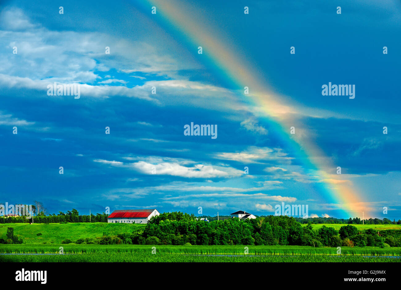 Regenbogen und Scheune nach Sturm St. Gedeon Quebec Kanada Stockfoto