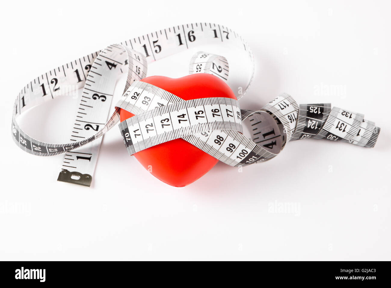 rotes Herz mit Messgerät Eisstockschießen Arround auf weißem Hintergrund Stockfoto