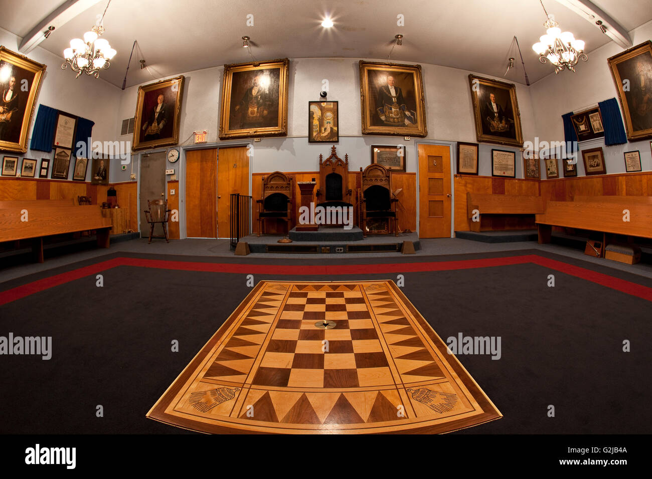 Innenseite Masonic Hall mit Blick auf Senior-Chefin Stuhl flankiert Junior Deacon Stuhl auf linken Junior-Chefin Stuhl rechts Stockfoto