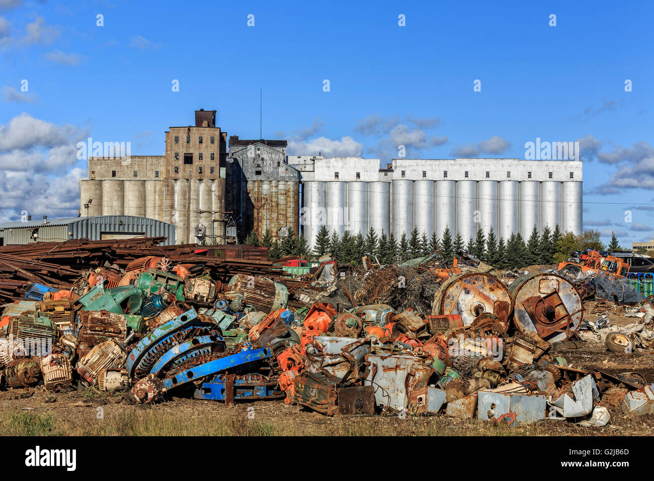 Schrott-Metall-recycling mit einer verlassenen Getreidesilo im Hintergrund, Thunder Bay, Ontario, Kanada. Stockfoto