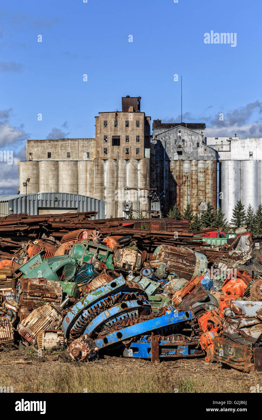 Schrott-Metall-recycling mit einer verlassenen Getreidesilo im Hintergrund, Thunder Bay, Ontario, Kanada. Stockfoto