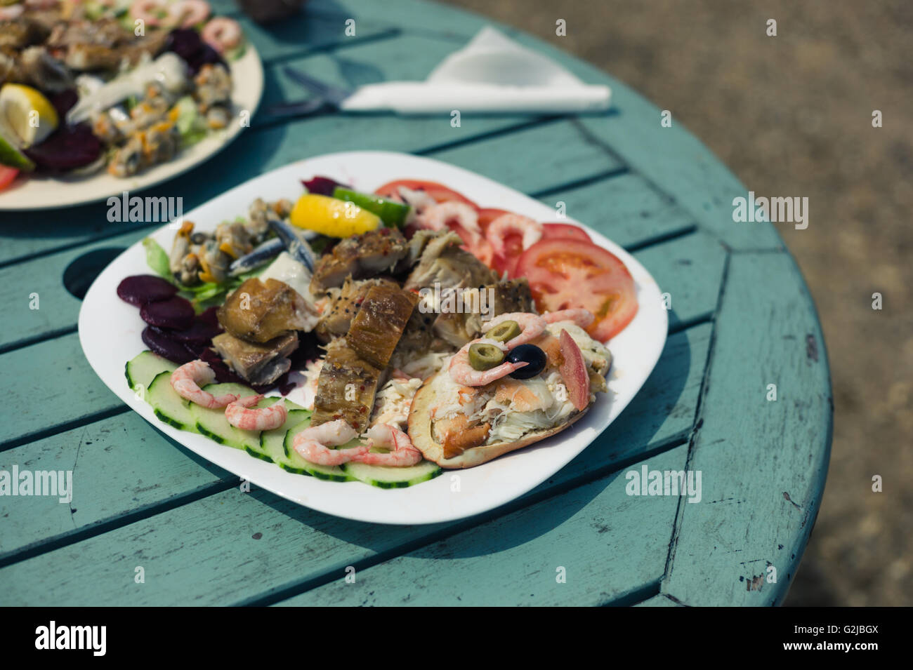 Ein Sortiment von Krabben, Muscheln und Fisch auf einem Teller außerhalb Stockfoto