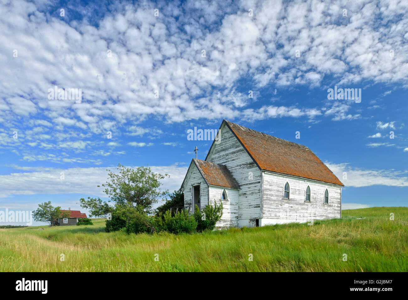 Alte Kirche und altes Bauernhaus, Neidpath, Saskatchewan, Kanada Stockfoto