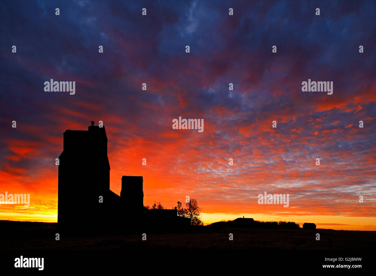 Getreidesilos bei Sonnenaufgang in Geisterstadt, Lepine, Saskatchewan, Kanada Stockfoto