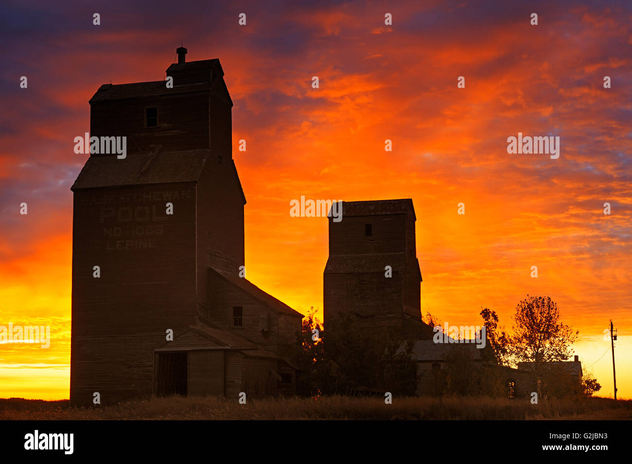 Getreidesilos bei Sonnenaufgang in Geisterstadt, Lepine, Saskatchewan, Kanada Stockfoto